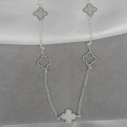 GARGANTILHA 5 VAN CLEEF VAZADOS E BRANCO PEROLADO 50CM